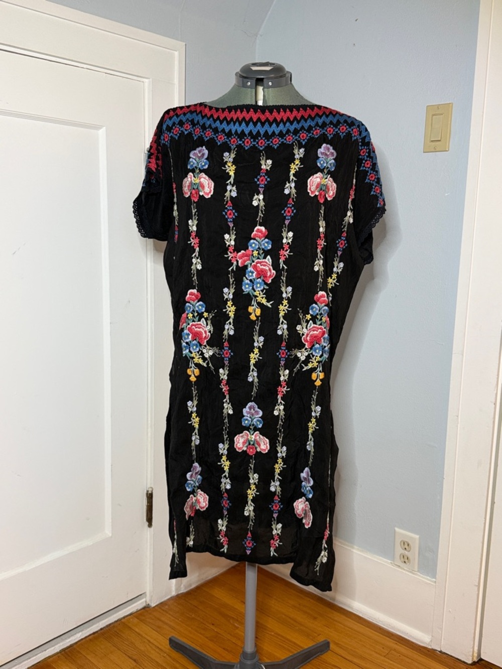 Johnny Was Black Multicolor Floral Heavily Embroidered High Slit Tunic $285